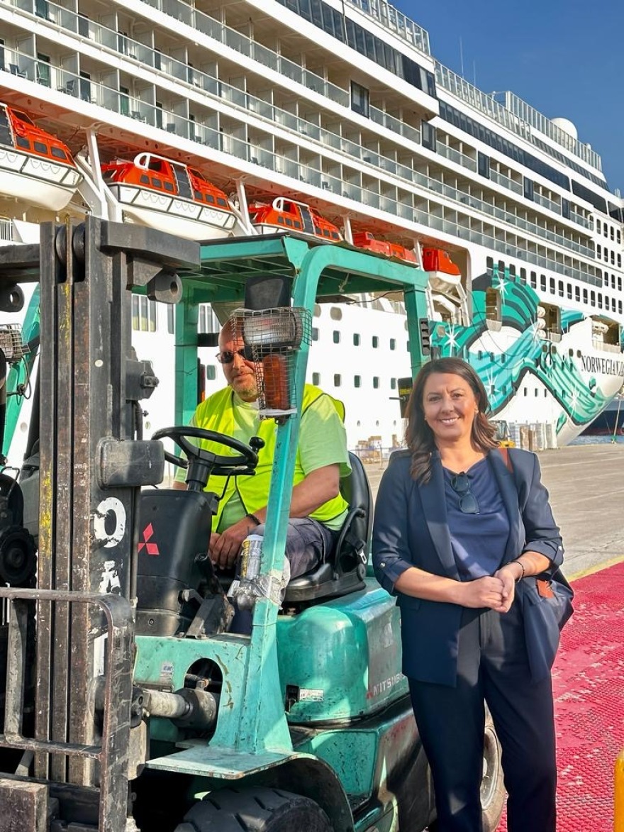 «Οργώνει» τις γειτονιές του Πειραιά η Ανδριάνα Ζαρακέλη