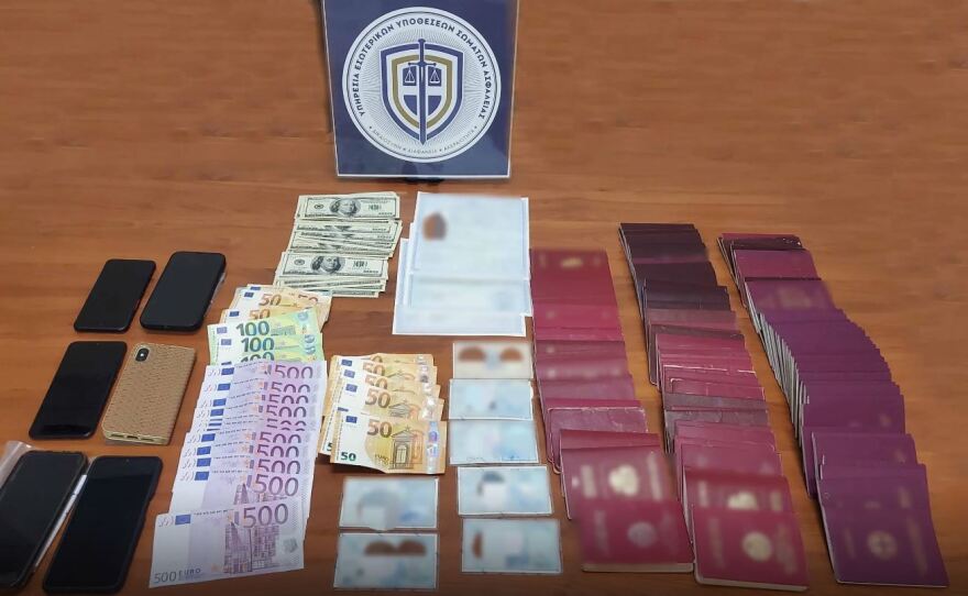 Εξαρθρώθηκε κύκλωμα παράνομων ελληνοποιήσεων με εμπλοκή απόστρατου αξιωματικού της ΕΛΑΣ - Πάνω από €200.000 τα κέρδη