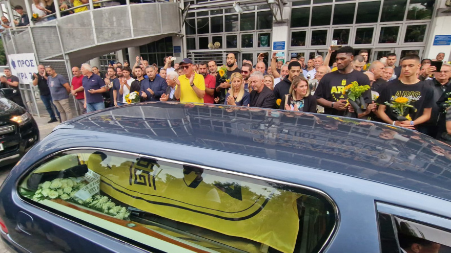 Γιάννης Ιωαννίδης: Το τελευταίο αντίο στον «ξανθό» - Αποθέωση στο «Αλεξάνδρειο» - Βίντεο και φωτογραφίες