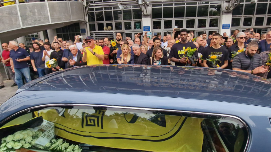 Γιάννης Ιωαννίδης: Το τελευταίο αντίο στον «ξανθό» - Αποθέωση στο «Αλεξάνδρειο» - Βίντεο και φωτογραφίες