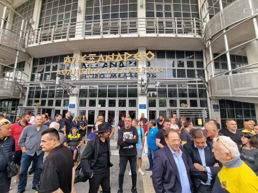 Γιάννης Ιωαννίδης: Το τελευταίο αντίο στον «ξανθό» - Αποθέωση στο «Αλεξάνδρειο» - Βίντεο και φωτογραφίες