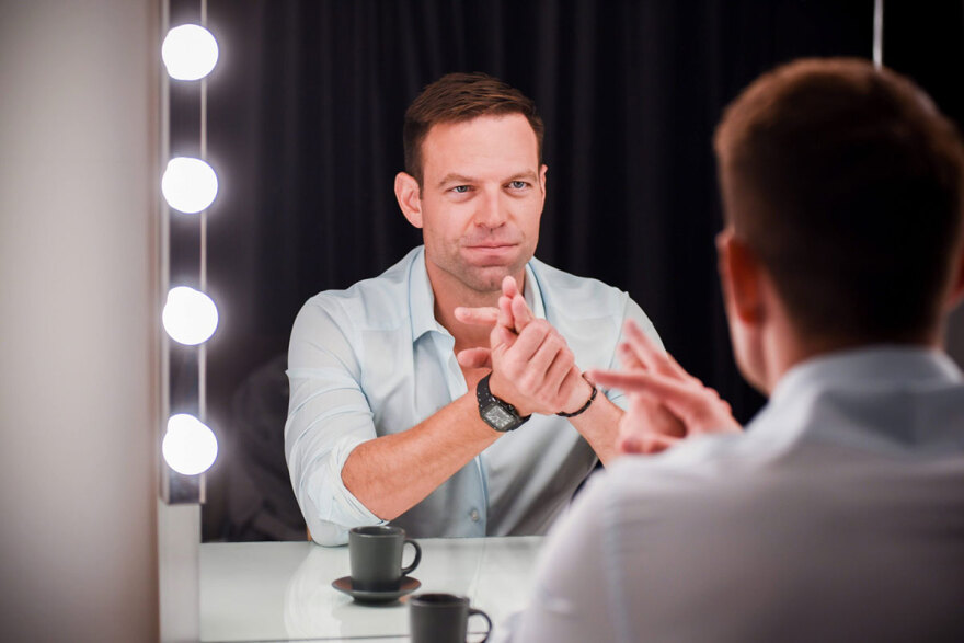 Ο Κασσελάκης στους «Πρωταγωνιστές»: Από τον Βελουχιώτη στον Batman