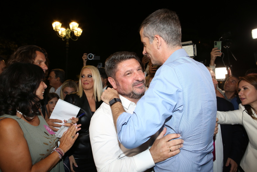 Αυτοδιοικητικές εκλογές: Η θερμή αγκαλιά Χαρδαλιά - Μπακογιάννη στο Σύνταγμα