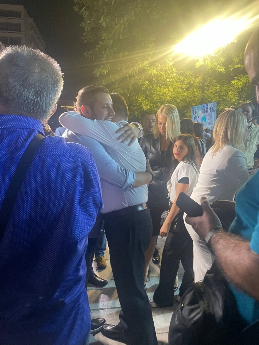 Αυτοδιοικητικές εκλογές 2023: Πανηγυρικό το κλίμα στο κέντρο της Αθήνας για Χαρδαλιά, «χαμόγελα» στο επιτελείο Δούκα - Βίντεο και φωτογραφίες