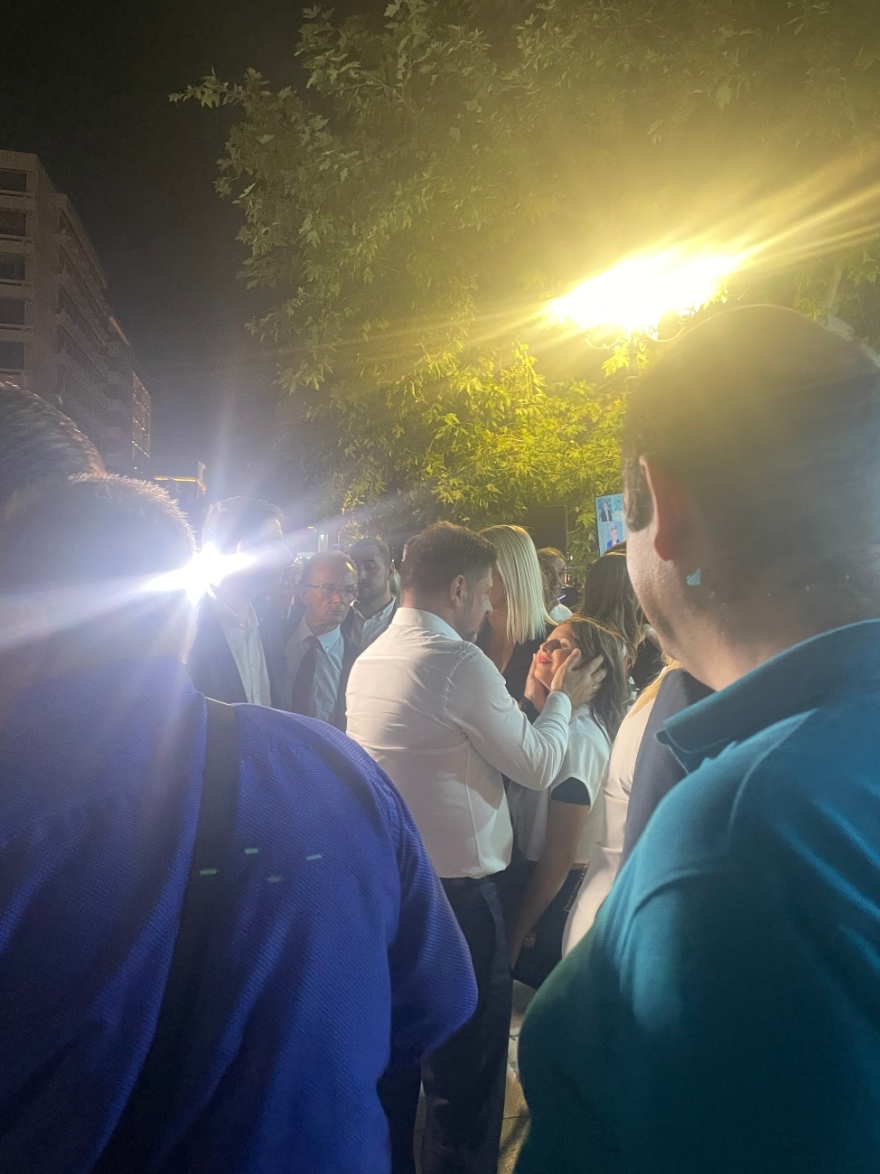 Αυτοδιοικητικές εκλογές 2023: Πανηγυρικό το κλίμα στο κέντρο της Αθήνας για Χαρδαλιά, «χαμόγελα» στο επιτελείο Δούκα - Βίντεο και φωτογραφίες
