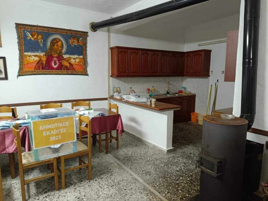 Αυτοδιοικητικές εκλογές: Σε αίθουσα μνημοσύνων στήθηκε η κάλπη σε τμήμα στην Αμφίπολη Σερρών