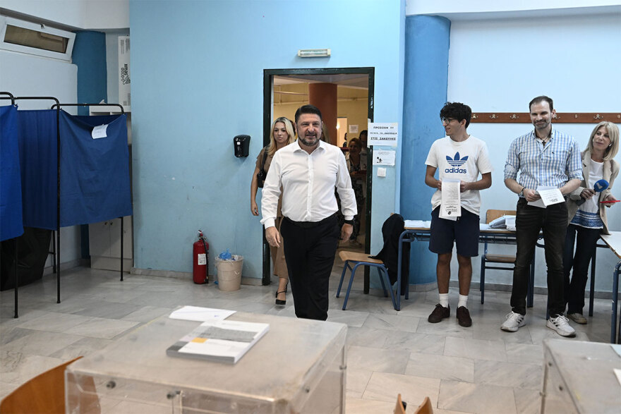 Στο 1ο Γυμνάσιο Βύρωνα ψήφισε ο Νίκος Χαρδαλιάς - «Ψηφίζουμε για την ασφάλεια των κατοίκων μας»