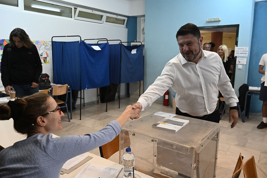 Στο 1ο Γυμνάσιο Βύρωνα ψήφισε ο Νίκος Χαρδαλιάς - «Ψηφίζουμε για την ασφάλεια των κατοίκων μας»