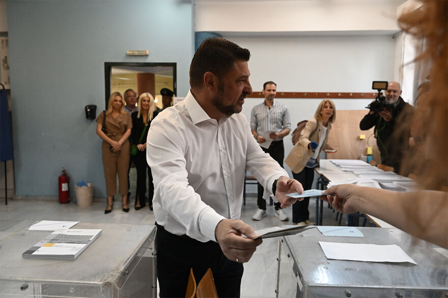 Στο 1ο Γυμνάσιο Βύρωνα ψήφισε ο Νίκος Χαρδαλιάς - «Ψηφίζουμε για την ασφάλεια των κατοίκων μας»