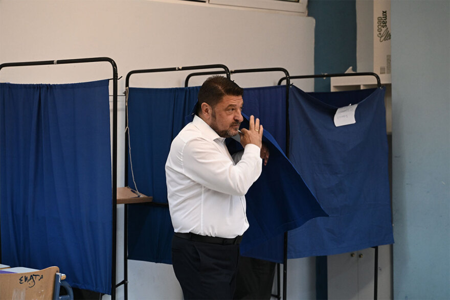 Στο 1ο Γυμνάσιο Βύρωνα ψήφισε ο Νίκος Χαρδαλιάς - «Ψηφίζουμε για την ασφάλεια των κατοίκων μας»