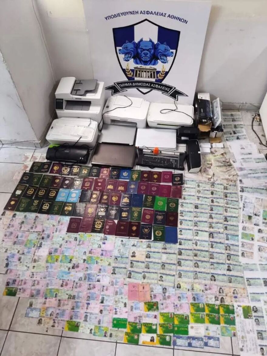 Κυψέλη: Βρέθηκε εργαστήριο πλαστών εγγράφων - Δεκάδες ταυτότητες, διαβατήρια, διπλώματα