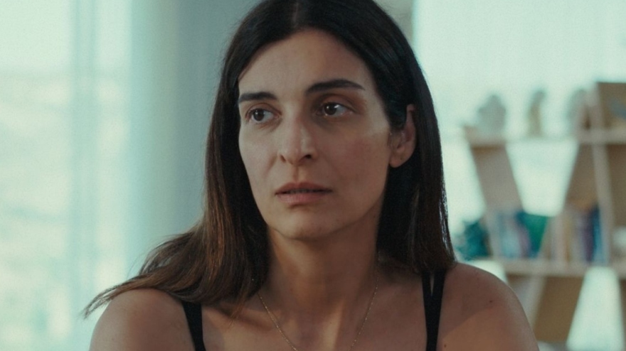 Γη της Ελιάς: Η Ιουλία μαθαίνει πως η Αριάδνη είχε σχέση με κάποιον που την κακοποιούσε