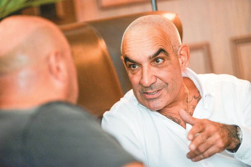 Πόλεμος για τη βίλα στις Σπέτσες: Ο Λεβέντης λέει ότι έχει ήσυχη τη συνείδησή του, ο Δαυίδ τον αποκαλεί «παράσιτο»