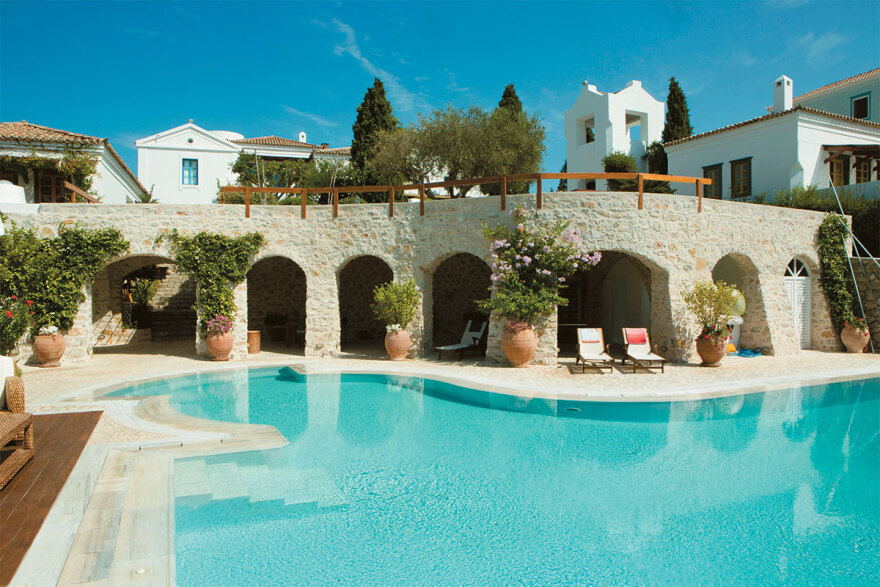 Πόλεμος για τη βίλα στις Σπέτσες: Ο Λεβέντης λέει ότι έχει ήσυχη τη συνείδησή του, ο Δαυίδ τον αποκαλεί «παράσιτο»