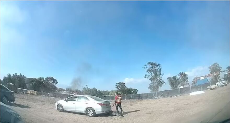 Πόλεμος στο Ισραήλ: Τρομοκράτης της Χαμάς πυροβολεί εξ επαφής επισκέπτη του φεστιβάλ που παρίστανε τον νεκρό