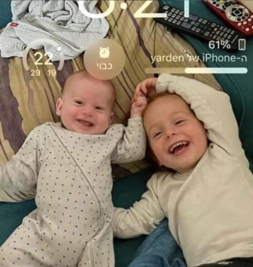 Πόλεμος στο Ισραήλ: Η τρομακτική στιγμή που η Χαμάς απαγάγει μια Ισραηλινή μητέρα και τους δύο γιους της 