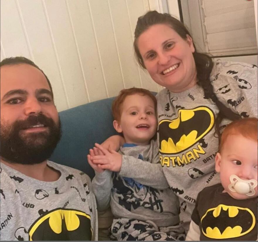 Πόλεμος στο Ισραήλ: Η τρομακτική στιγμή που η Χαμάς απαγάγει μια Ισραηλινή μητέρα και τους δύο γιους της 