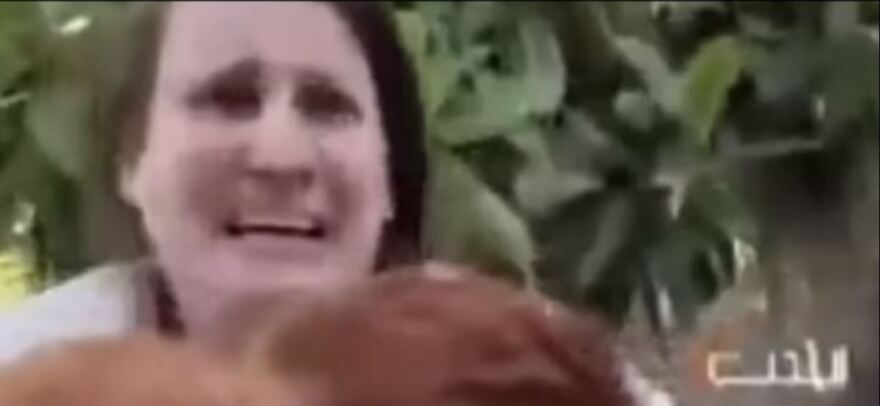 Πόλεμος στο Ισραήλ: Η τρομακτική στιγμή που η Χαμάς απαγάγει μια Ισραηλινή μητέρα και τους δύο γιους της 