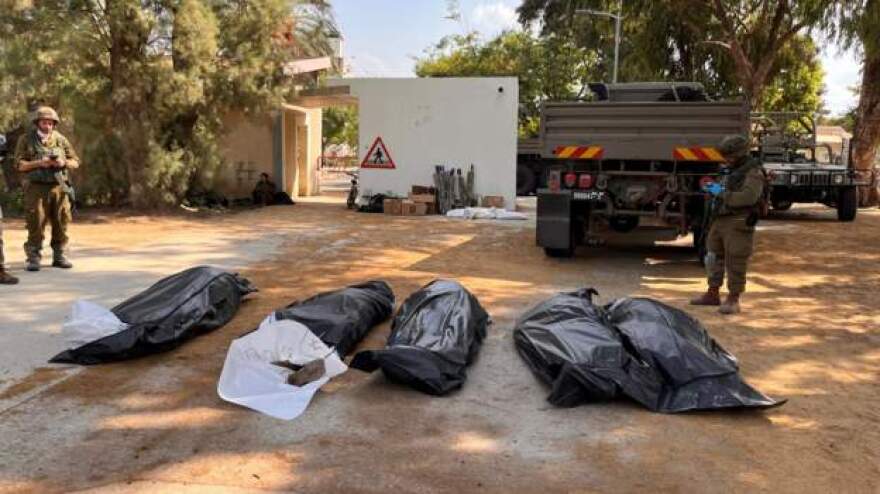 Πόλεμος στο Ισραήλ: Φρίκη σε κιμπούτς - Η Χαμάς εκτέλεσε 108 ανθρώπους, στοιβαγμένες σακούλες με σορούς 