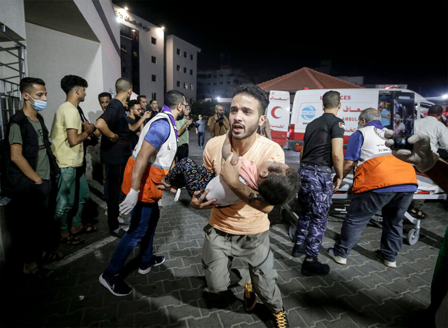 Πόλεμος στο Ισραήλ: Συγκλονιστικές εικόνες με αιμόφυρτα και χτυπημένα παιδιά σε Γάζα και Ισραήλ