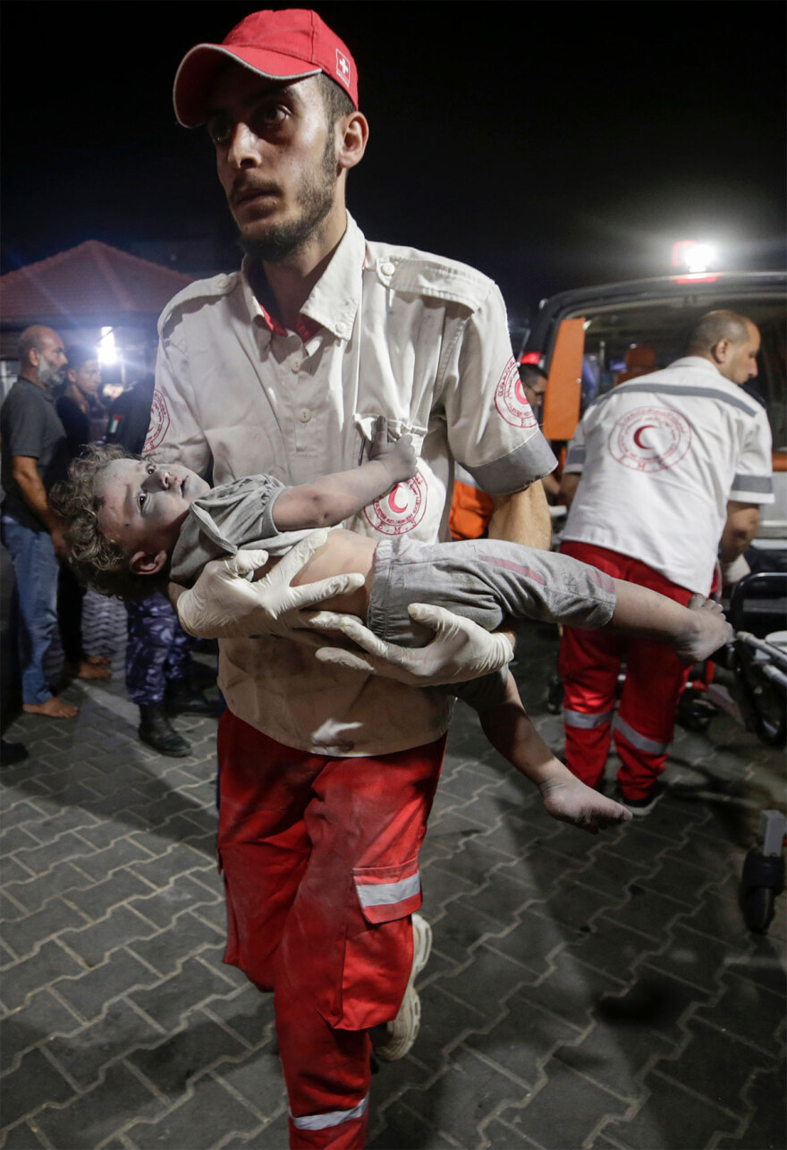 Πόλεμος στο Ισραήλ: Συγκλονιστικές εικόνες με αιμόφυρτα και χτυπημένα παιδιά σε Γάζα και Ισραήλ