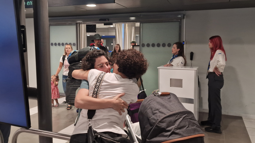 Πόλεμος στο Ισραήλ: Μαρτυρίες Ελλήνων που γλίτωσαν από τη φρίκη - «Πέφτουν πύραυλοι παντού»  