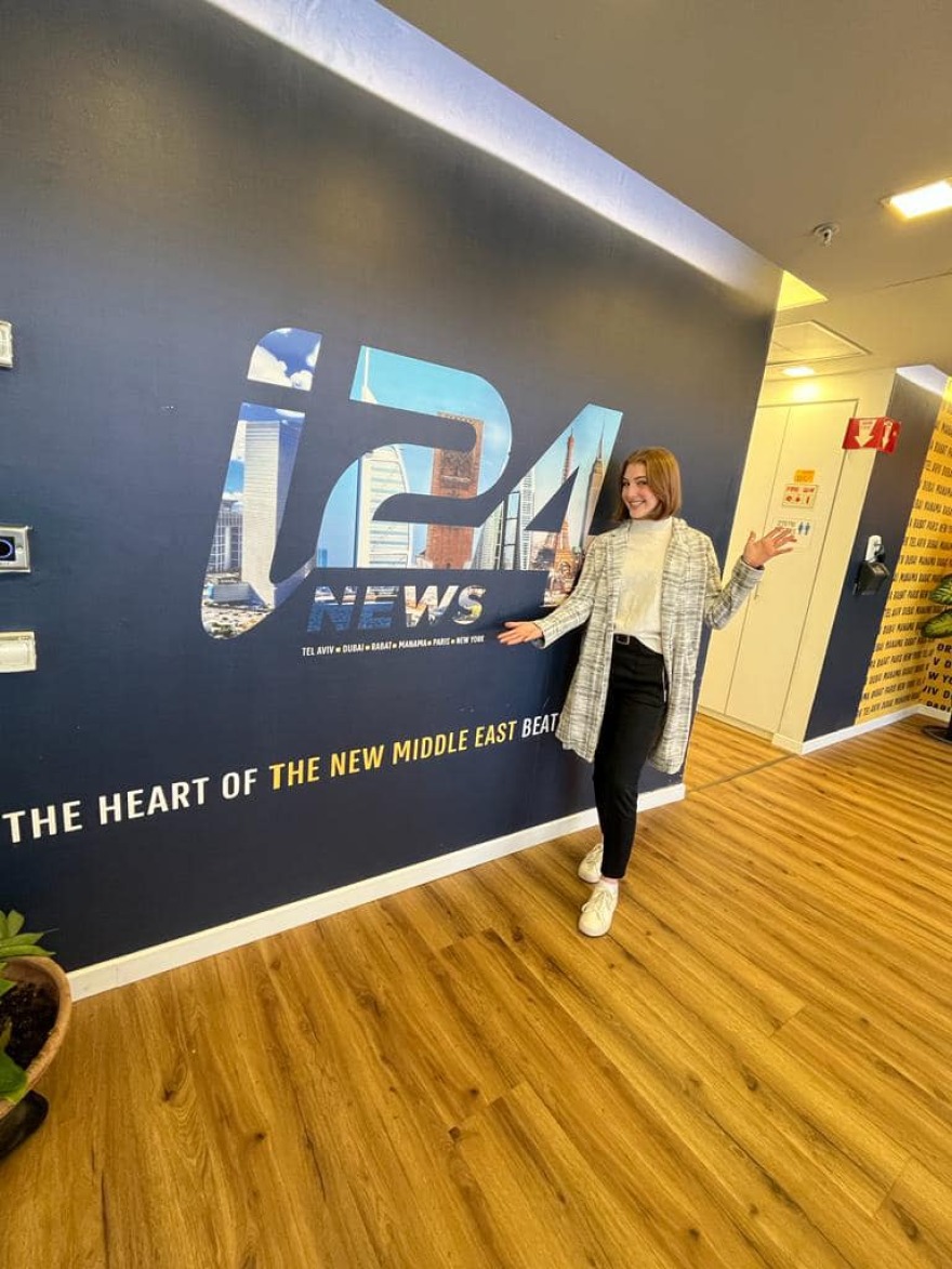 Πόλεμος στο Ισραήλ: Ποια είναι η δημοσιογράφος που κάλυψε τη φρίκη στο κιμπούτς Κφαρ Αζά