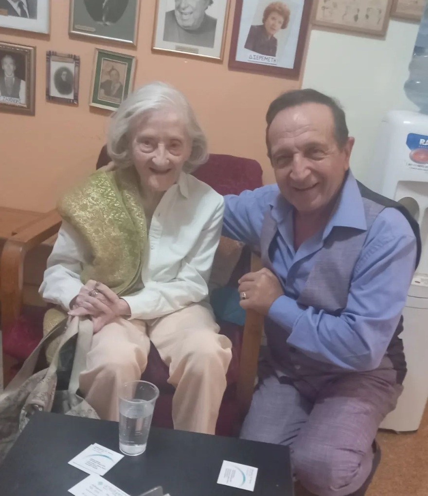 Ηρώ Κυριακάκη: H εμβληματική «Κατερίνα» από τα Κόκκινα Φανάρια επισκέφτηκε το ΣΕΗ στα 91 της χρόνια