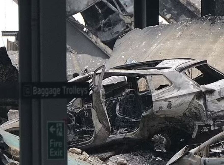 Λονδίνο:Βίντεο από τη στιγμή που ξεκινά η τεράστια φωτιά στο αεροδρόμιο Λούτον από ένα τζιπ