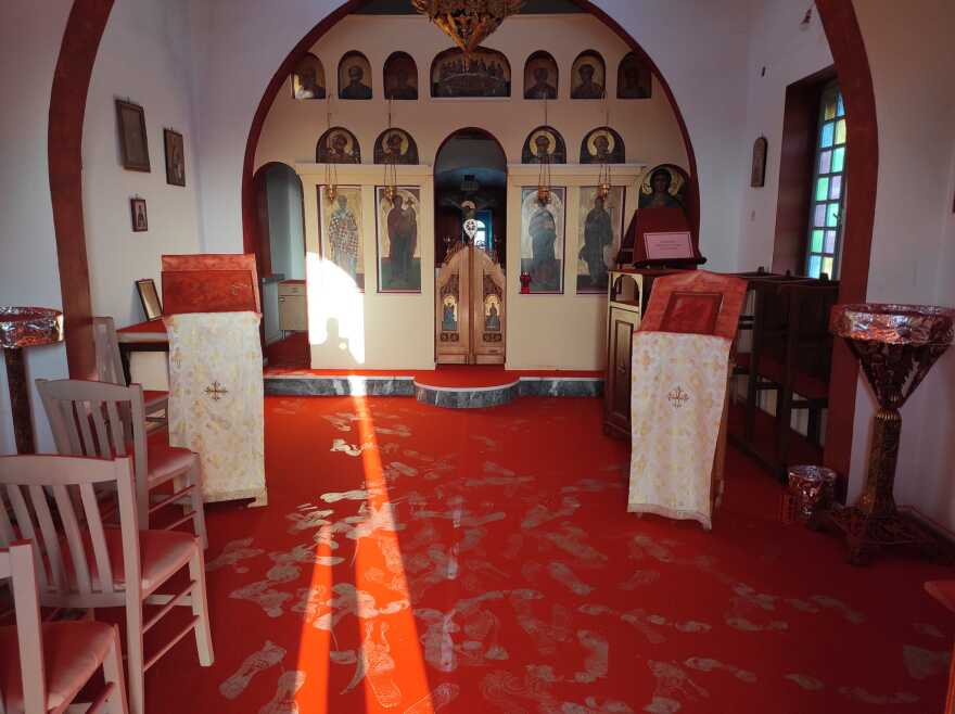 Αίγινα: Βεβήλωσαν με καπνογόνο το εκκλησάκι του προφήτη Ηλία στο Βαθύ