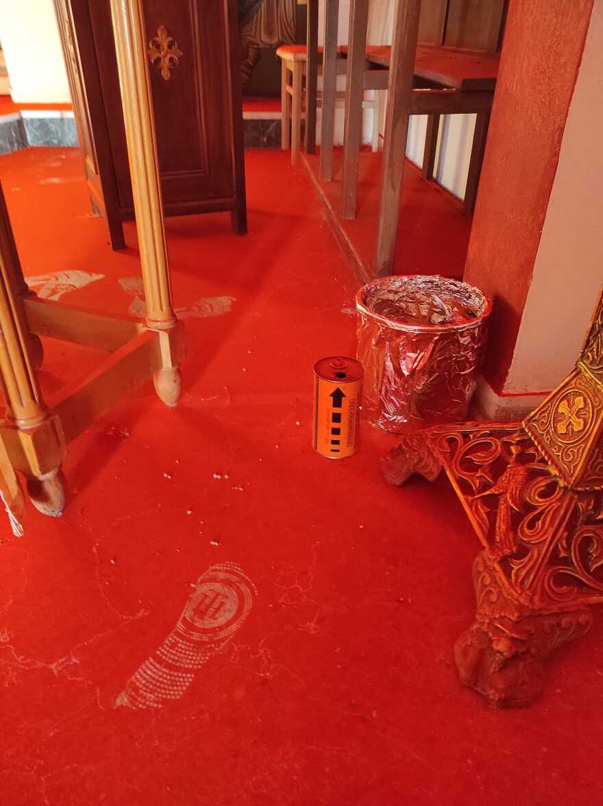 Αίγινα: Βεβήλωσαν με καπνογόνο το εκκλησάκι του προφήτη Ηλία στο Βαθύ