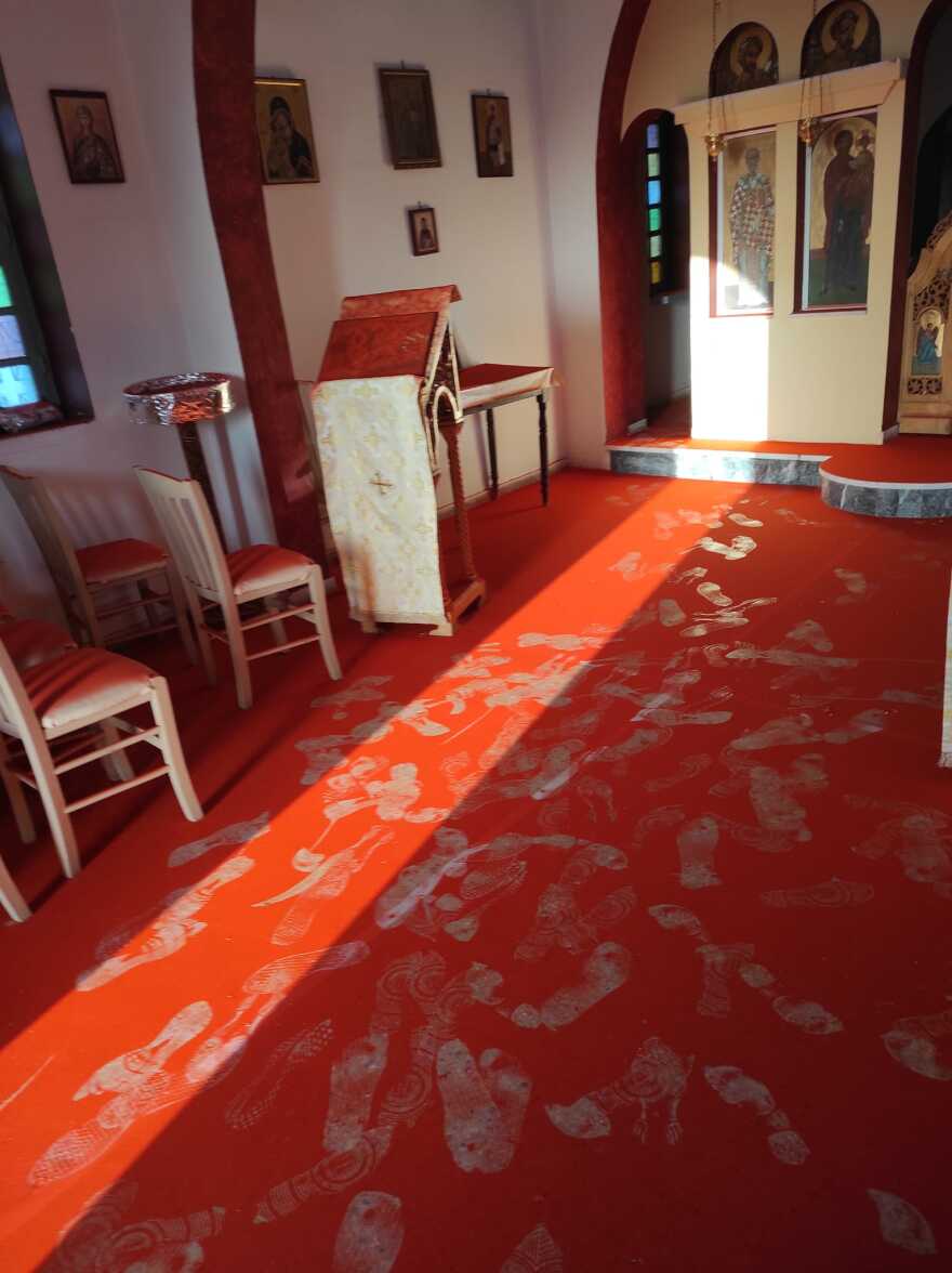 Αίγινα: Βεβήλωσαν με καπνογόνο το εκκλησάκι του προφήτη Ηλία στο Βαθύ