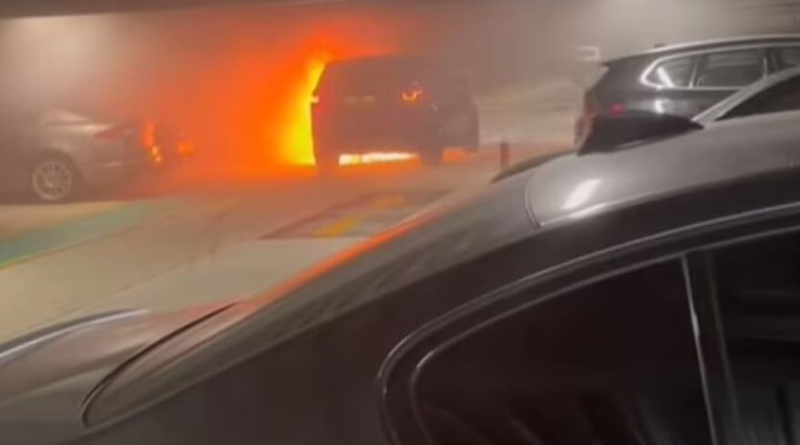 Λονδίνο:Βίντεο από τη στιγμή που ξεκινά η τεράστια φωτιά στο αεροδρόμιο Λούτον από ένα τζιπ