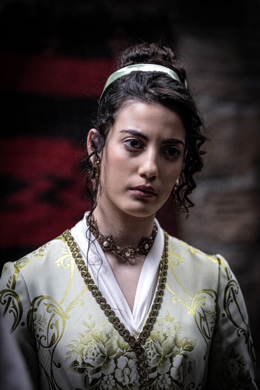 Μάγισσα: Η Κερασίνα φτάνει στον πύργο των Λασκαραίων και φέρνει επικίνδυνους τριγμούς