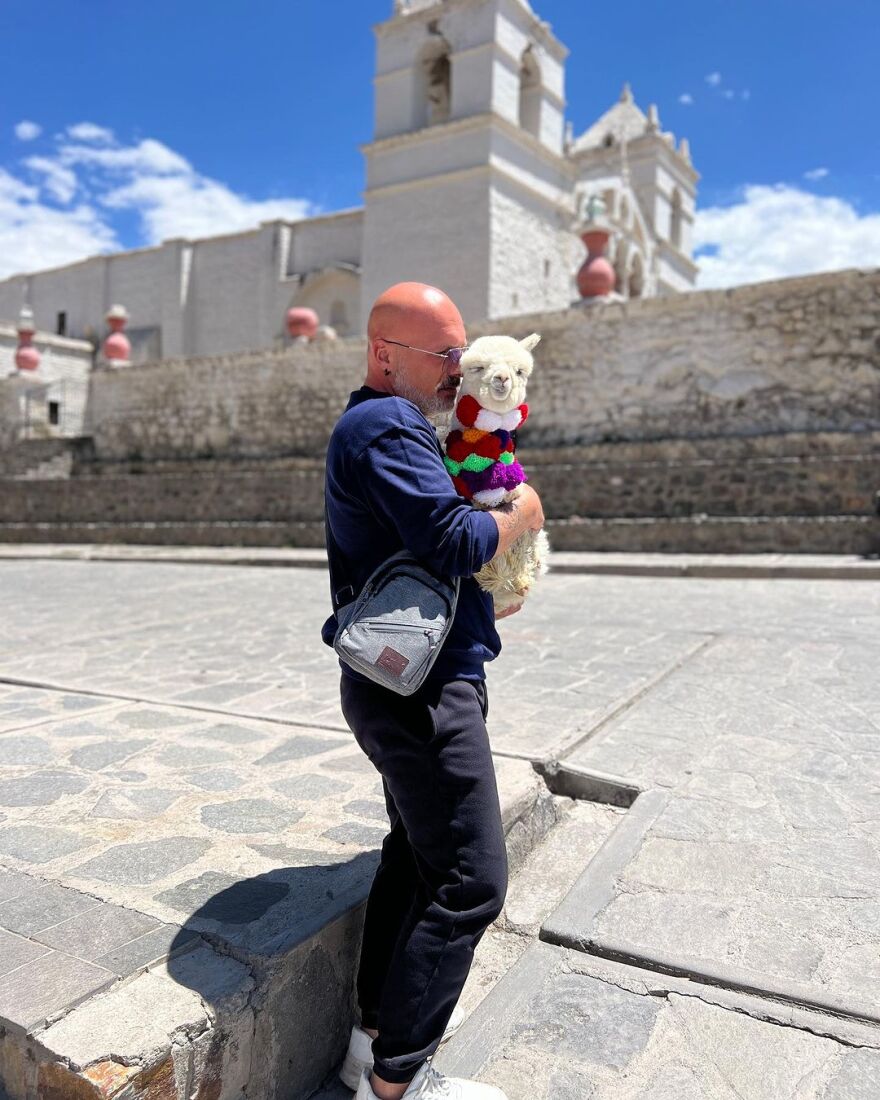 Νίκος Μουτσινάς: Φωτογραφήθηκε αγκαλιά με ένα αλπάκα στο Περού