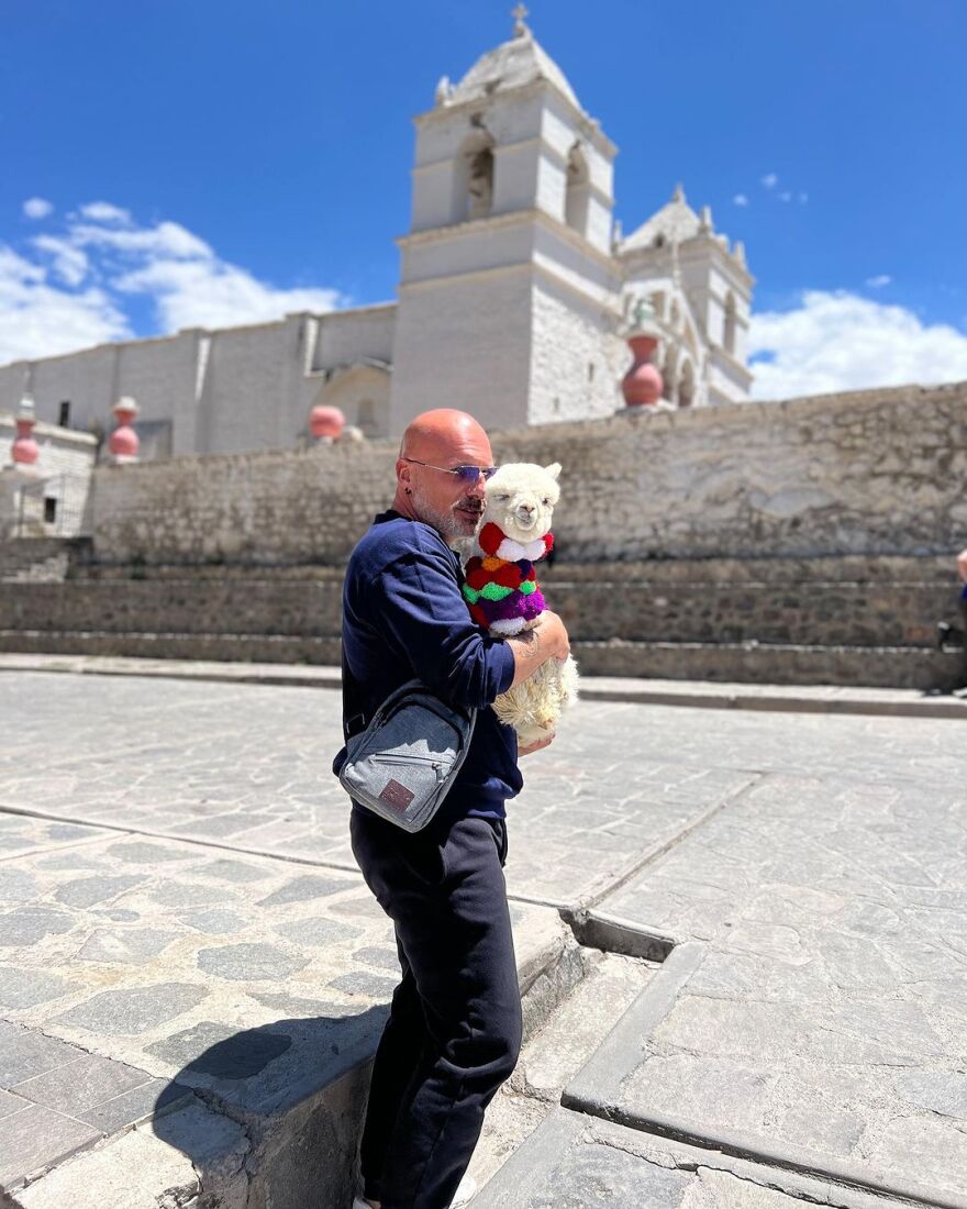 Νίκος Μουτσινάς: Φωτογραφήθηκε αγκαλιά με ένα αλπάκα στο Περού