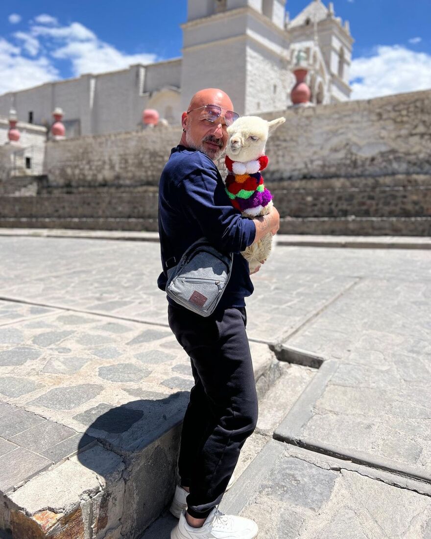 Νίκος Μουτσινάς: Φωτογραφήθηκε αγκαλιά με ένα αλπάκα στο Περού