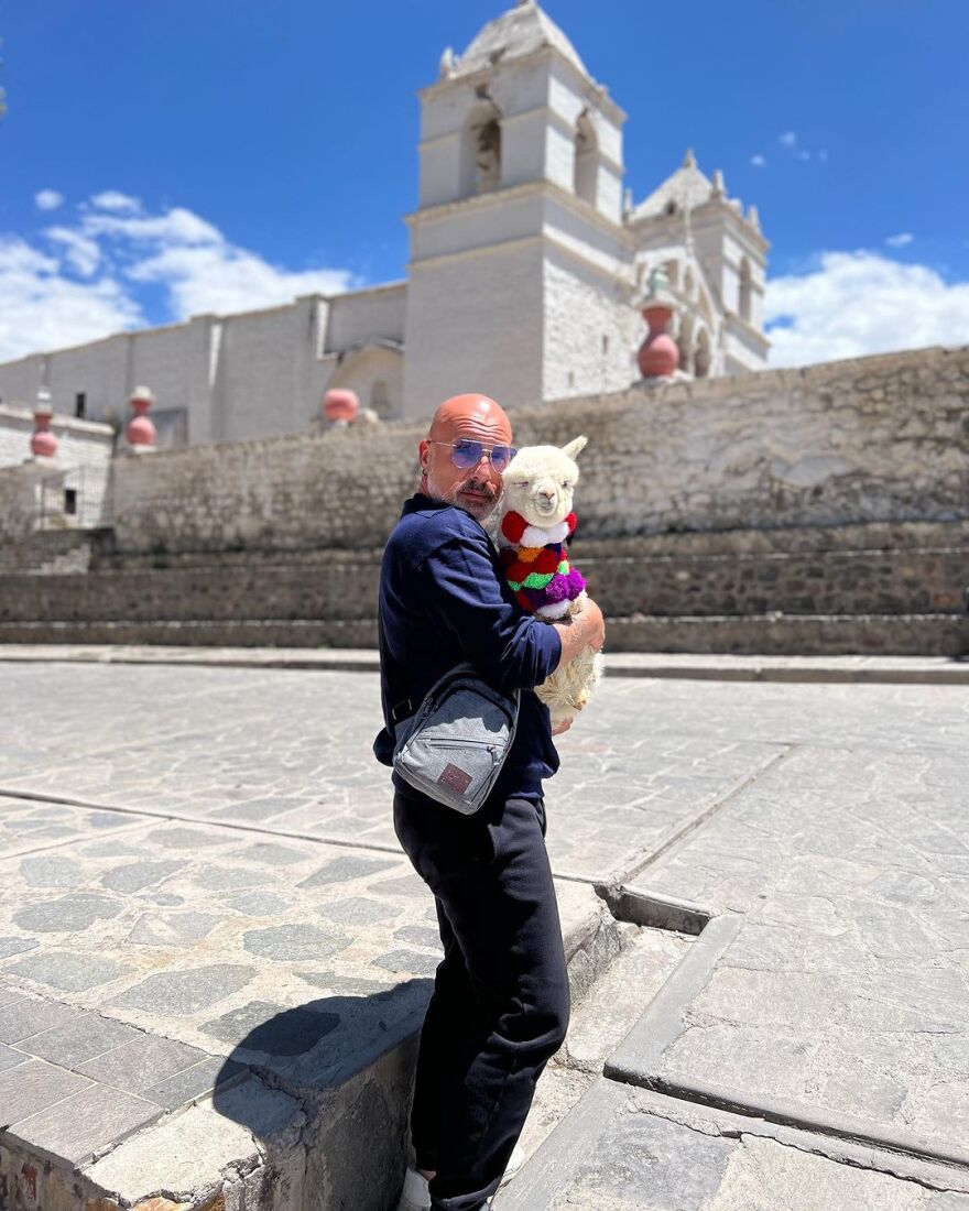 Νίκος Μουτσινάς: Φωτογραφήθηκε αγκαλιά με ένα αλπάκα στο Περού