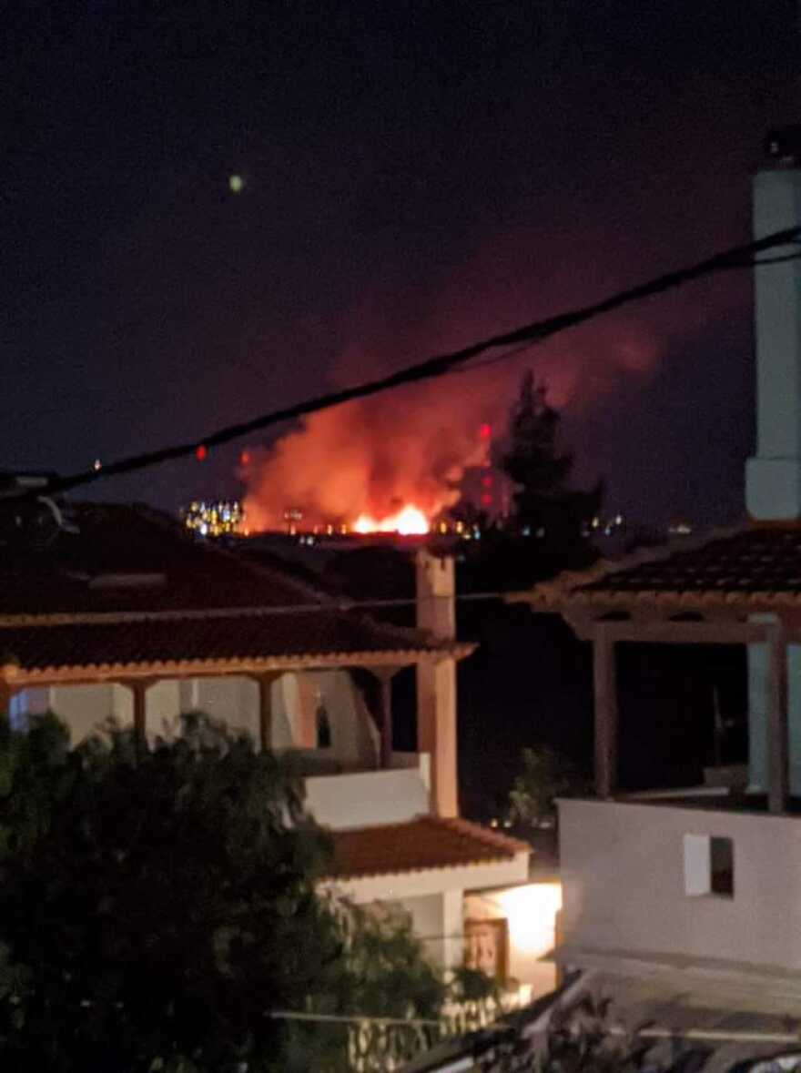 Φωτιά στον Μαραθώνα: Υπό μερικό έλεγχο η πυρκαγιά κοντά στο κωπηλατοδρόμιο