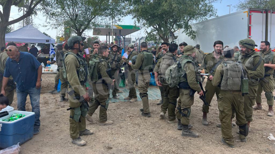 Πόλεμος στο Ισραήλ: Το τελευταίο γεύμα των Ισραηλινών πριν μπουν στο πεδίο της μάχης - Δείτε βίντεο του protothema.gr