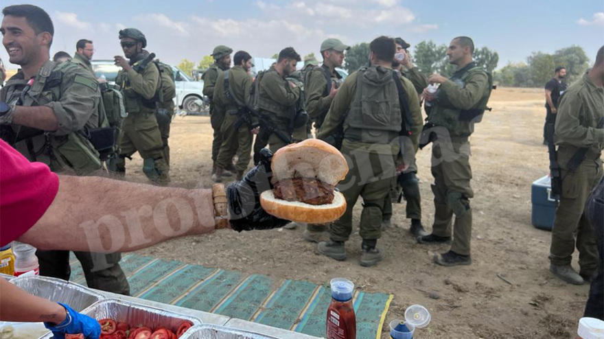 Πόλεμος στο Ισραήλ: Το τελευταίο γεύμα των Ισραηλινών πριν μπουν στο πεδίο της μάχης - Δείτε βίντεο του protothema.gr