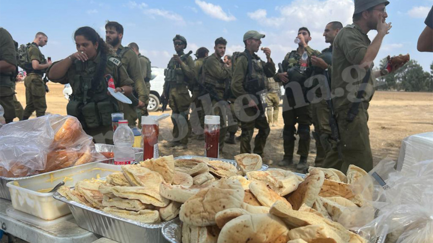 Πόλεμος στο Ισραήλ: Το τελευταίο γεύμα των Ισραηλινών πριν μπουν στο πεδίο της μάχης - Δείτε βίντεο του protothema.gr