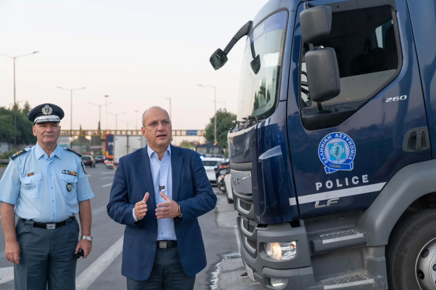 Χάος στην Αθήνα από το μποτιλιάρισμα ενώ ο υπουργός ΠροΠο… ψάχνει ακόμα γερανούς και Τροχαία - 78 ώρες τον χρόνο «τρώνε» οι πολίτες στην κίνηση