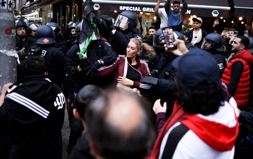 Πόλεμος στο Ισραήλ: Οι Γερμανοί απαγόρευσαν την παλαιστινιακή καφίγια στα σχολεία