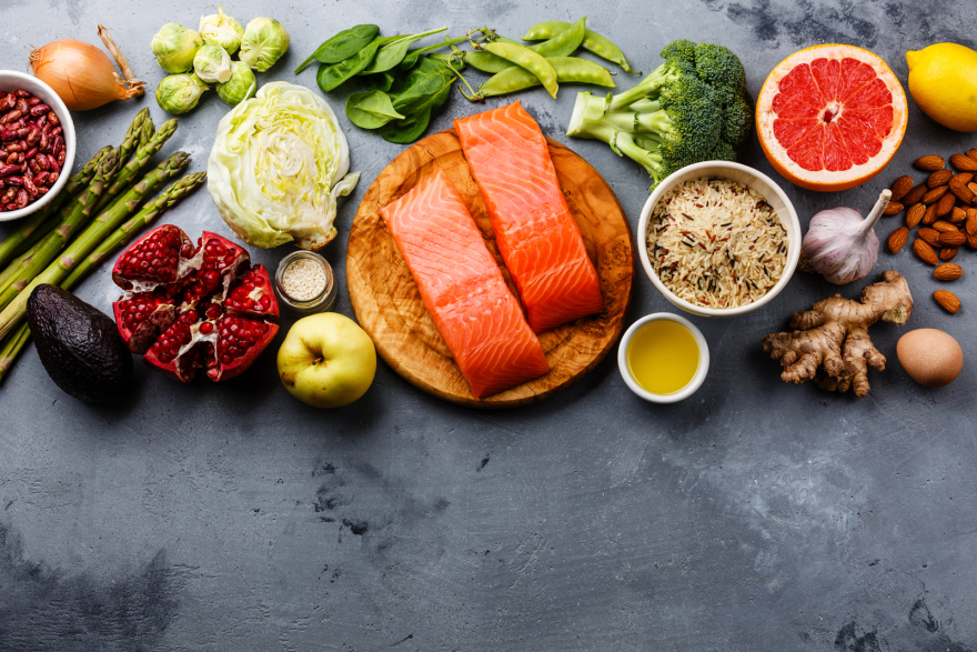 Πώς η διατροφή μας αλλάζει το δέρμα μας: Αλήθειες και μύθοι