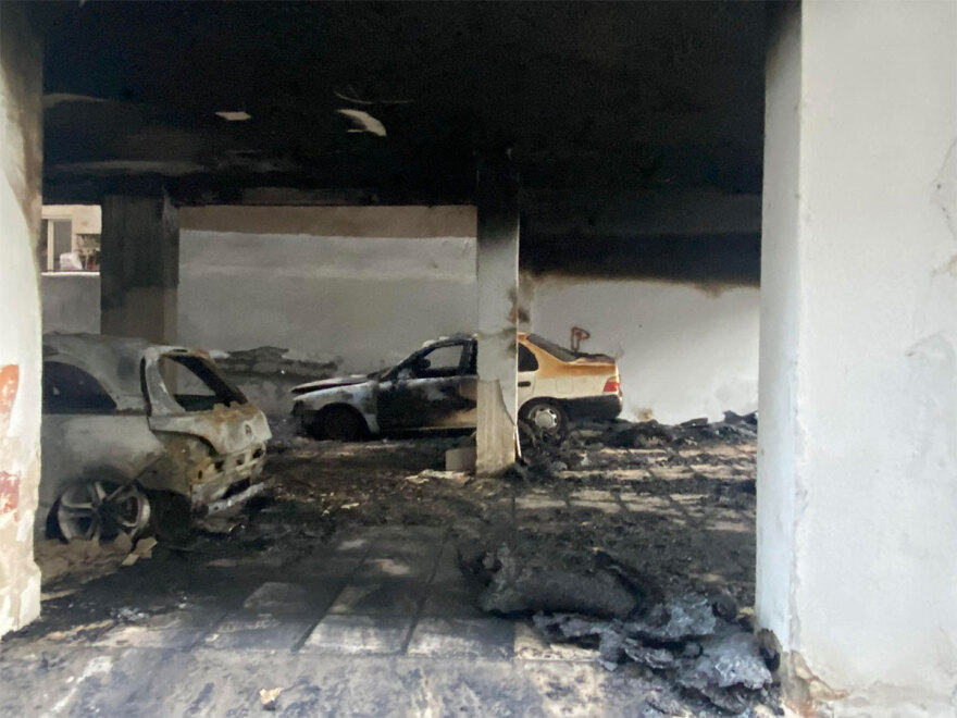 Θεσσαλονίκη: Στις φλόγες δύο αυτοκίνητα και μία μοτοσικλέτα σε πυλωτή