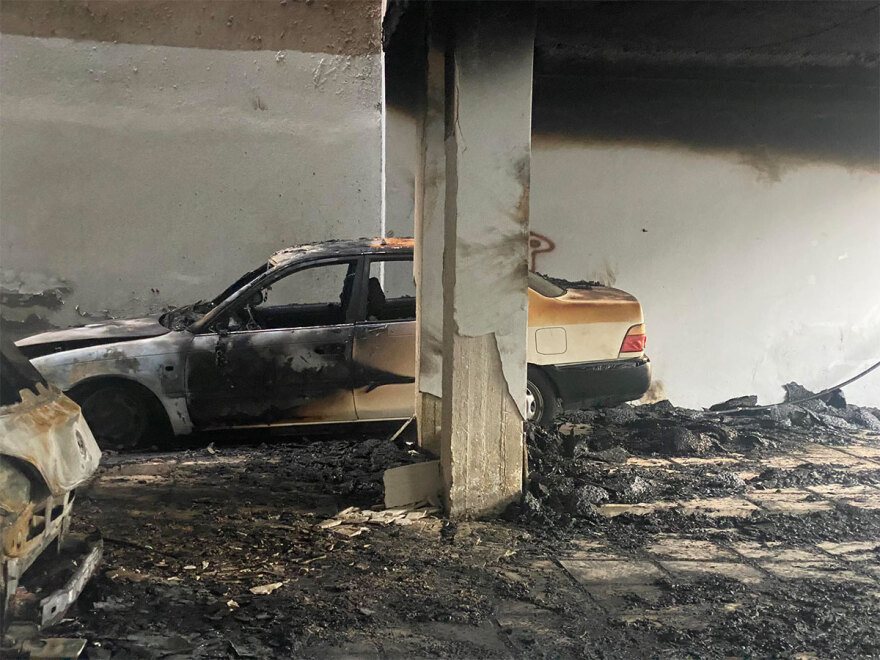 Θεσσαλονίκη: Στις φλόγες δύο αυτοκίνητα και μία μοτοσικλέτα σε πυλωτή