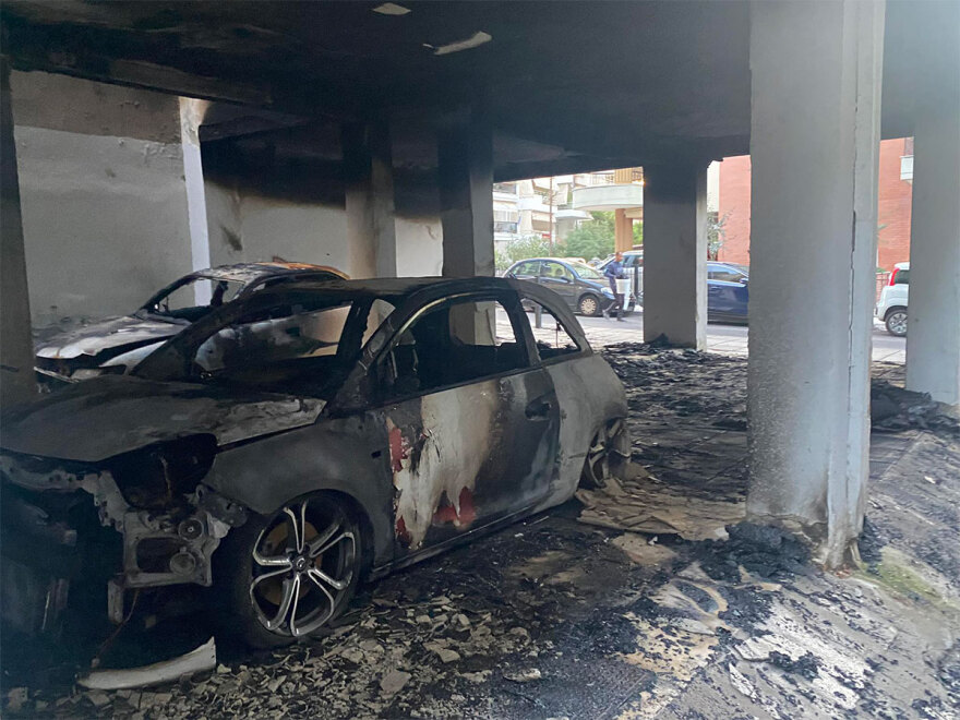 Θεσσαλονίκη: Στις φλόγες δύο αυτοκίνητα και μία μοτοσικλέτα σε πυλωτή