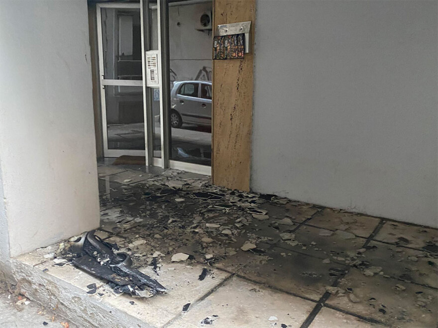 Θεσσαλονίκη: Στις φλόγες δύο αυτοκίνητα και μία μοτοσικλέτα σε πυλωτή