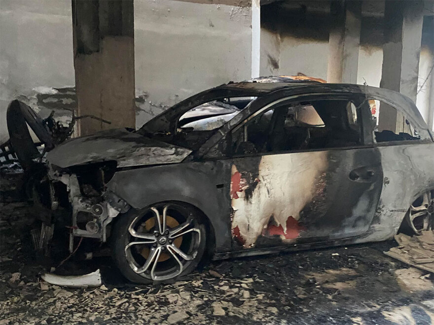 Θεσσαλονίκη: Στις φλόγες δύο αυτοκίνητα και μία μοτοσικλέτα σε πυλωτή